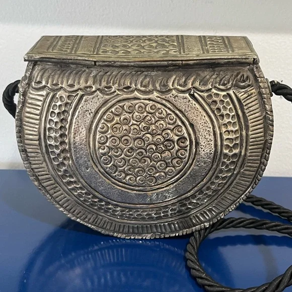 Free People Hammered Metal Bag Purse Hard Case Brass Silver Black Cord Crossbody - Picture 4 of 9